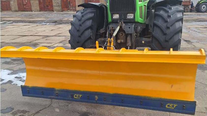 Снегоуборочный отвал 3 м на тракторе Deutz-Fahr Agrotron