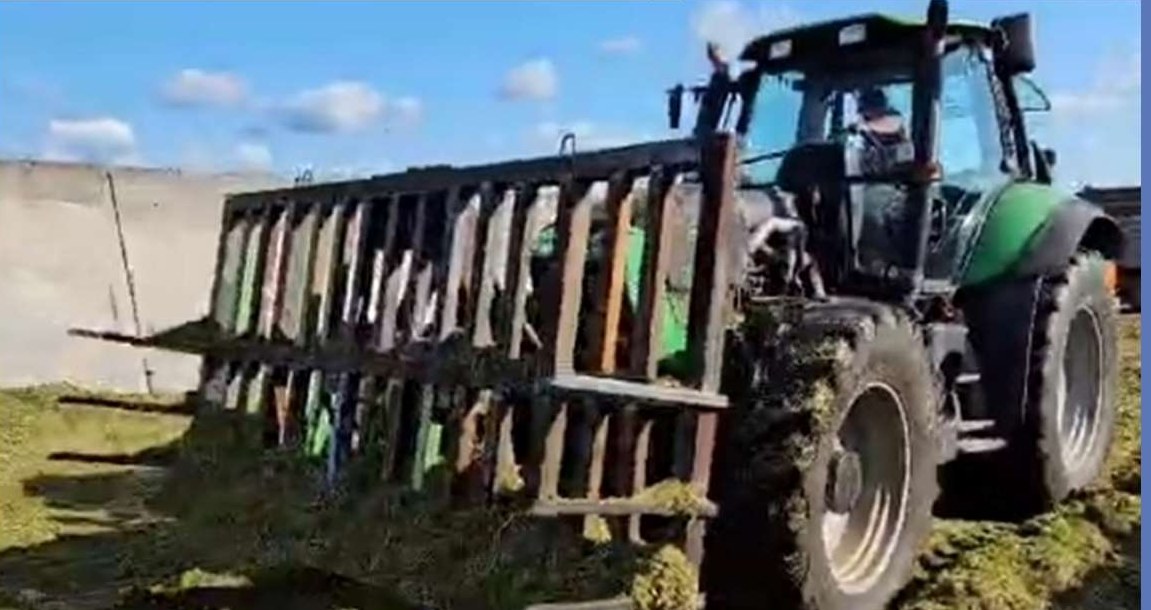 Силосотолкатель в работе